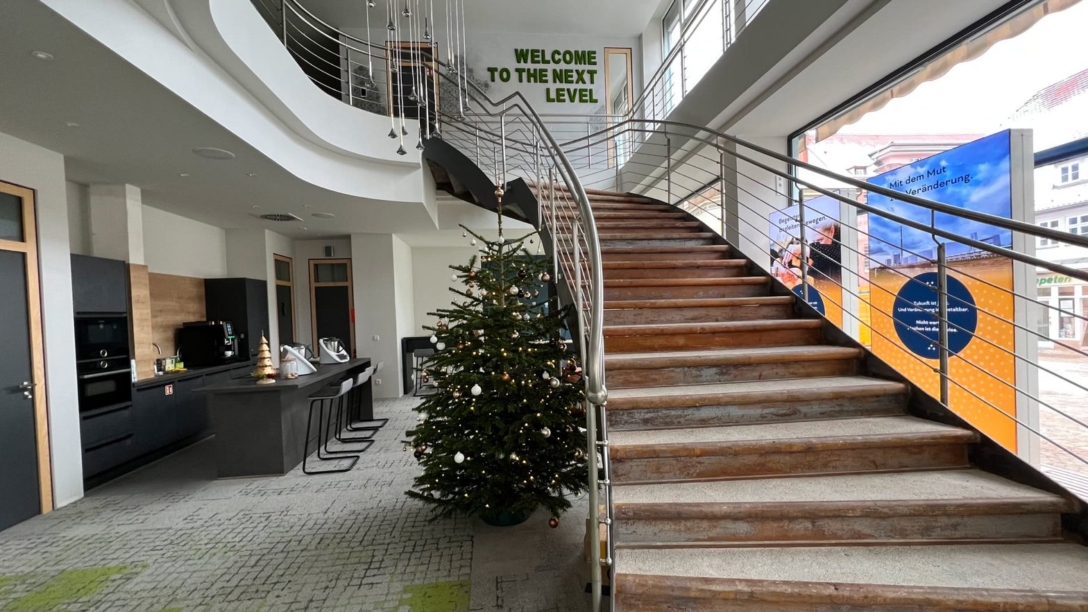 Im Digital Hub Zeitz: Im Eingangbereich führt eine große, geschwungene Treppe nach oben