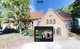 Die Kirche in Schenefeld mit einem digitalen Abbild im Vordergrund 