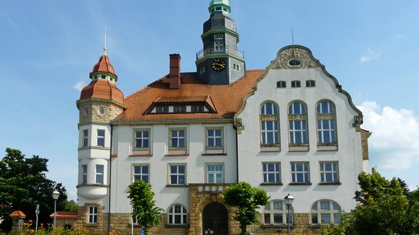 Das Rathaus von Großröhrsdorf bei gutem Wetter.
