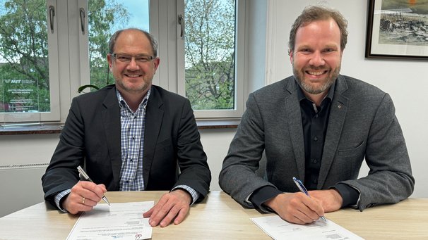 Bürgermeister Stefan Bohlen (r.) und Dr. Ingmar Soll bei der Unterzeichnung der Beitrittserklärung im Rathaus der Stadt Kaltenkirchen.
