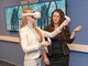 Zwei Frauen testen eine VR-Brille