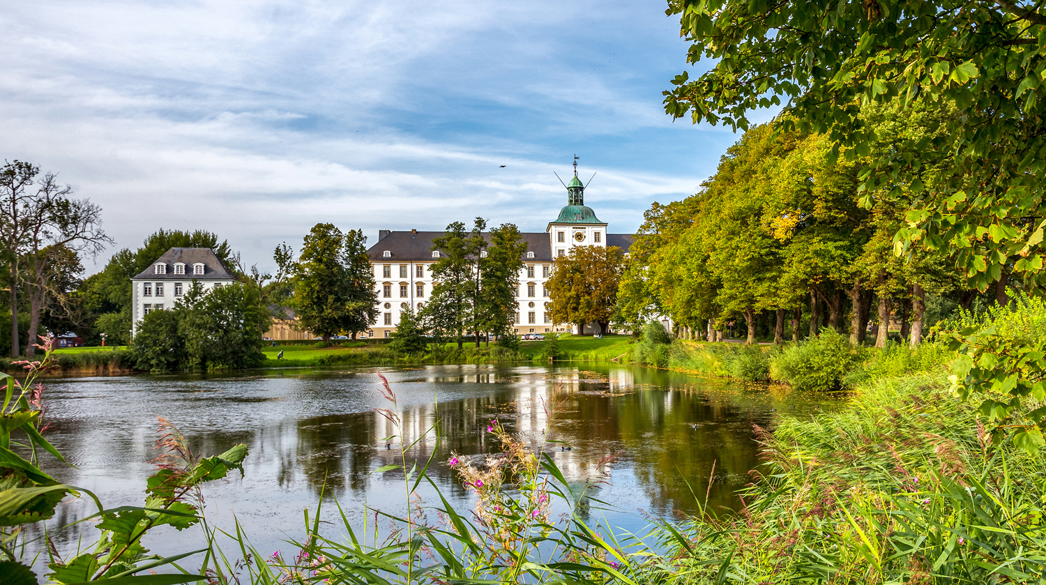 Das Schloss Gottorf auf der Schlossinsel: Mitten im Grünen, umgeben vom Burgsee.